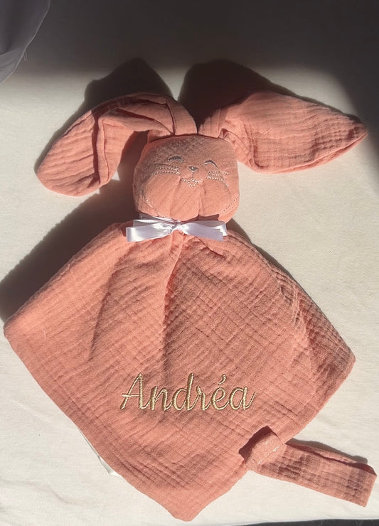 Doudou Lapinou avec attache tétine intégrée, personnalisé - Gaz de coton rose